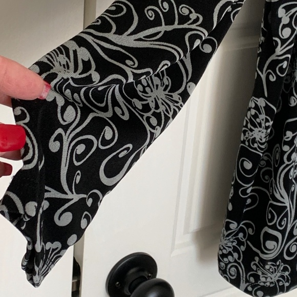 Women’s Black and White Swirls Coverup Duster Cardigan - Picture 3 of 6